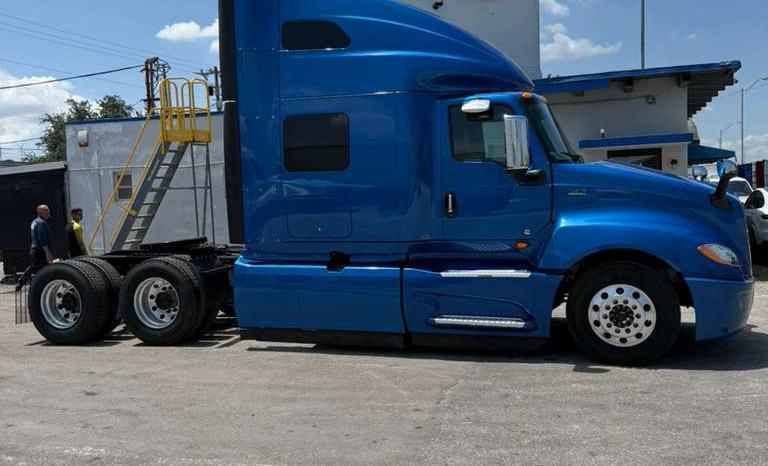 
								2021 International LT625  #A42 full									