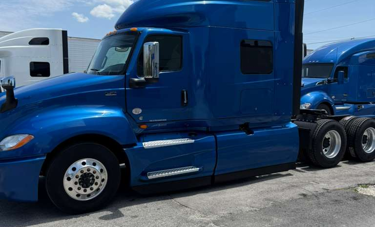 
								2021 International LT625  #A42 full									