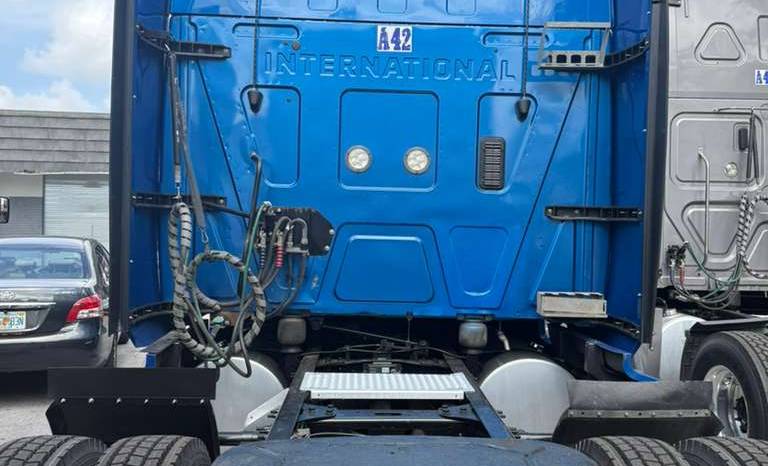 
								2021 International LT625  #A42 full									