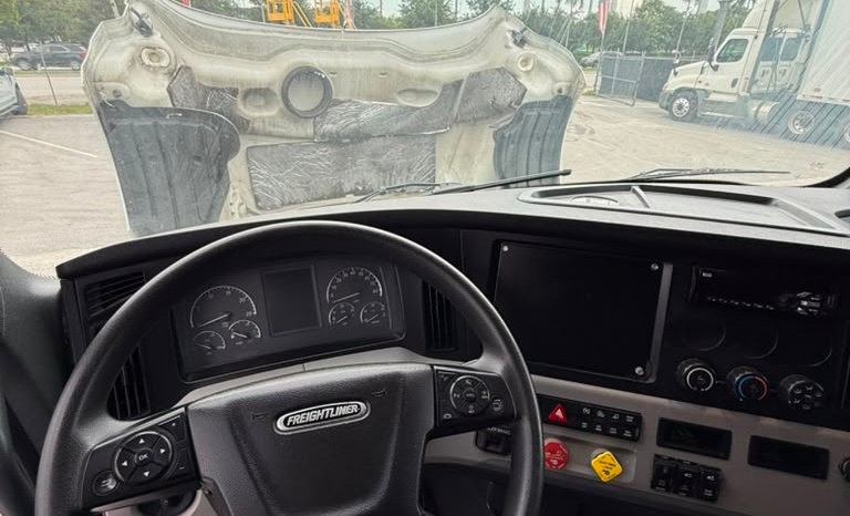 
								2019 Freightliner Cascadia  #A57 full									